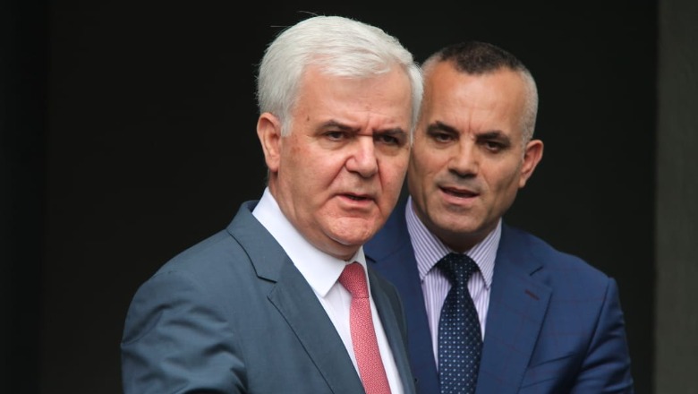 Vetëvrasja e 47-vjeçarit, pezullohet shefi i Komisariatit të Vaut të Dejës dhe dy policë, Xhafaj: Hetim të plotë Vetëvrasja e 47-vjeçarit, pezullohet shefi i Komisariatit të Vaut të Dejës dhe dy policë, Xhafaj: Hetim të plotë