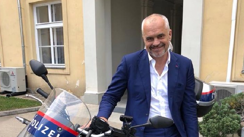 FOTO/Rama shfaqet mbi “motorin e Shqipërisë” drejt negociatave në Vjenë FOTO/Rama shfaqet mbi “motorin e Shqipërisë” drejt negociatave në Vjenë