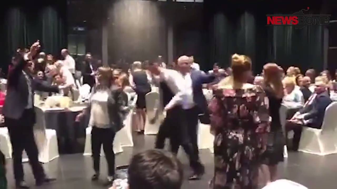 Mjerë populli çfarë ka zgjedhur, e nga kush përfaqësohet! Pas protestës opozita e djeg tek “Plaza” me “Jasha picirika” (Video) Mjerë populli çfarë ka zgjedhur, e nga kush përfaqësohet! Pas protestës opozita e djeg tek “Plaza” me “Jasha picirika” (Video)