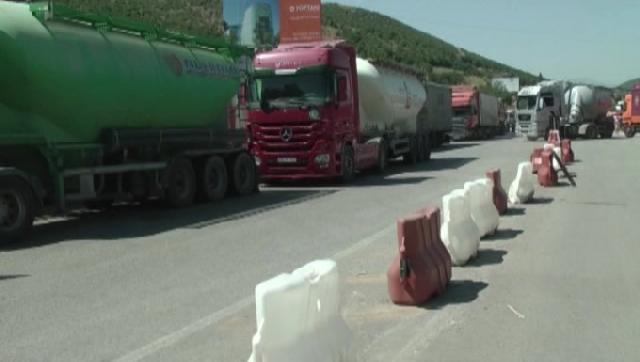 Aksident në Rrugën e Kombit, përmbyset trajleri, vdes shoferi (Foto) Aksident në Rrugën e Kombit, përmbyset trajleri, vdes shoferi (Foto)