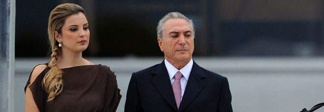 Po i mbytej qeni, Zonja e Parë e Brazilit hyn vetë në ujë për t’a shpëtuar! Po i mbytej qeni, Zonja e Parë e Brazilit hyn vetë në ujë për t’a shpëtuar!