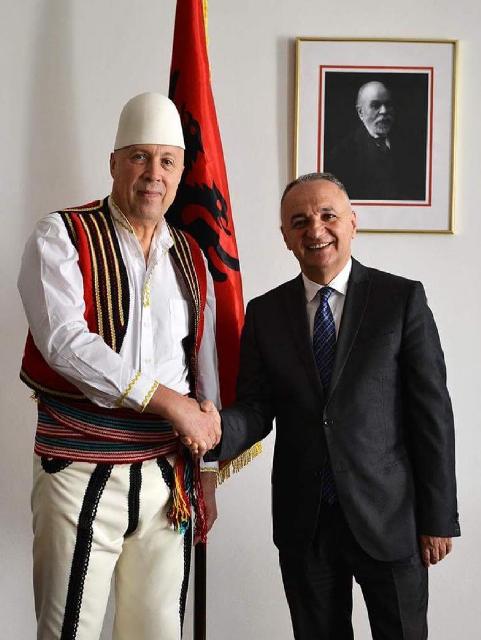 Vishet me veshje kombtare shqiptare kryetari i Prages. Vishet me veshje kombtare shqiptare kryetari i Prages.