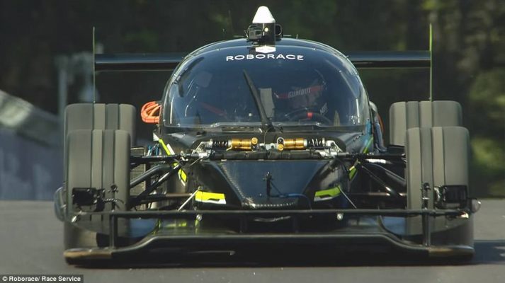 Video/ Piloti i Formula 1 përballë makinës pa pilot! Kush mendoni se fiton garën? Video/ Piloti i Formula 1 përballë makinës pa pilot! Kush mendoni se fiton garën?