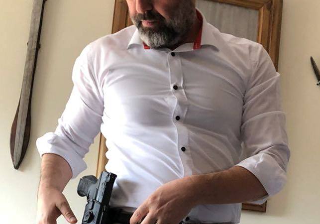 LSI si bandë, ish deputeti me revole në zyrë, dërgon një “mesazh”: Gati për të lëshuar disa ..,(Foto) LSI si bandë, ish deputeti me revole në zyrë, dërgon një “mesazh”: Gati për të lëshuar disa ..,(Foto)