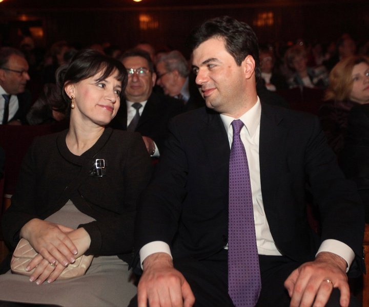 A u ndërtua me parat e popullit pallati 13 milion euro në Vlorë?! Ja si i grabiti shqiptarët nëpërmjet Vefës me anë të vjerrit, Lulzim Basha! A u ndërtua me parat e popullit pallati 13 milion euro në Vlorë?! Ja si i grabiti shqiptarët nëpërmjet Vefës me anë të vjerrit, Lulzim Basha!