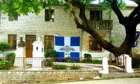 Grekët festojnë në Gjirokastër aneksimin e jugut, shqiptarët shkojnë dhe heqin simbolet e Vorio-Epirit (Foto) Grekët festojnë në Gjirokastër aneksimin e jugut, shqiptarët shkojnë dhe heqin simbolet e Vorio-Epirit (Foto)