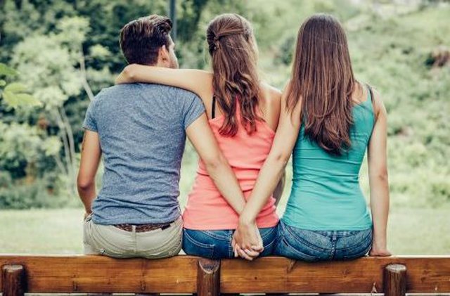 Pse burrat e martuar tradhëtojnë deri në marrëzi me gra të tjera?! Pse burrat e martuar tradhëtojnë deri në marrëzi me gra të tjera?!