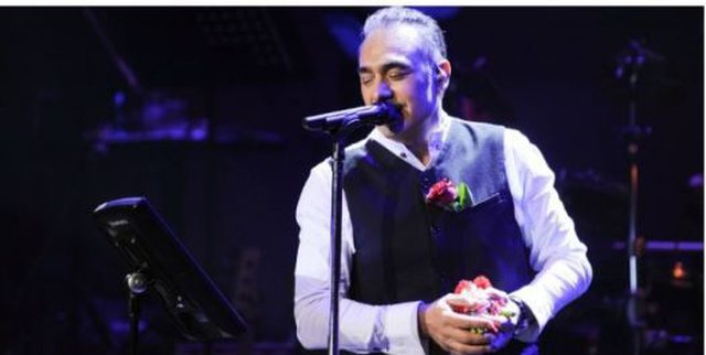 Notis Sfakianakit i kushton shtrenjtë koncerti në Shqipëri! Mbasi u kënaqëm së masakruari ne, e kryqëzojnë edhe kolegët grekë në vendin e tij (Foto) Notis Sfakianakit i kushton shtrenjtë koncerti në Shqipëri! Mbasi u kënaqëm së masakruari ne, e kryqëzojnë edhe kolegët grekë në vendin e tij (Foto)