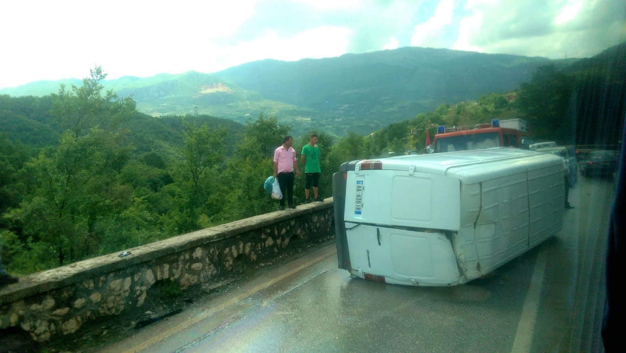 Aksident i frikshëm në aksin rrugor Librazhd-Përrenjas (Foto) Aksident i frikshëm në aksin rrugor Librazhd-Përrenjas (Foto)