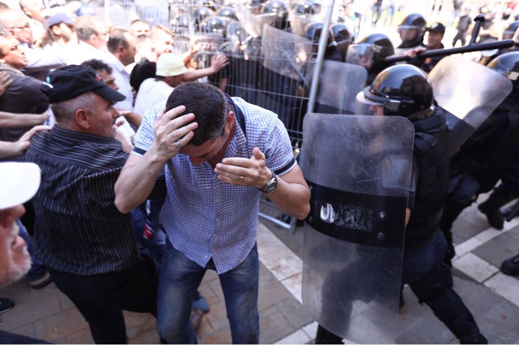 Diferenca mes gazetarit që dhunohet dhe gazetarit dhunues