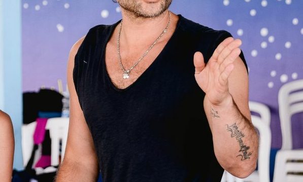 Video/ “Flija në tokë në një fabrikë”, balerini shqiptar rrëfen periudhën më të vështirë të jetës Video/ “Flija në tokë në një fabrikë”, balerini shqiptar rrëfen periudhën më të vështirë të jetës