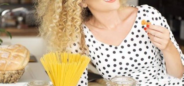 Komenti i saj bëri jehonë në mediat greke, reagon moderatorja: Notis lëpiu aty ku kishte pështyrë Komenti i saj bëri jehonë në mediat greke, reagon moderatorja: Notis lëpiu aty ku kishte pështyrë