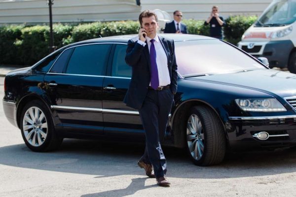 Krimet e Rënda lirojnë pasuritë e mikut të Mediut e Berishës, trafikantit të drogës Fatmir Kajolli. Si u arrestua kreu i PR në Milano, dhe dënimi me 3 vite burg Krimet e Rënda lirojnë pasuritë e mikut të Mediut e Berishës, trafikantit të drogës Fatmir Kajolli. Si u arrestua kreu i PR në Milano, dhe dënimi me 3 vite burg