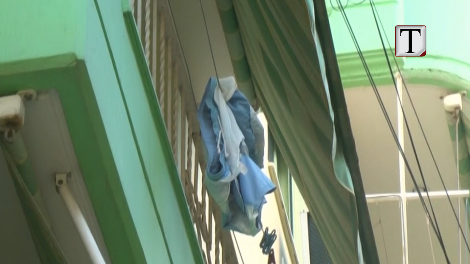 E rëndë në Tiranë, djali plagos prindërit me thikë dhe hidhet nga ballkoni, vdes në spital E rëndë në Tiranë, djali plagos prindërit me thikë dhe hidhet nga ballkoni, vdes në spital