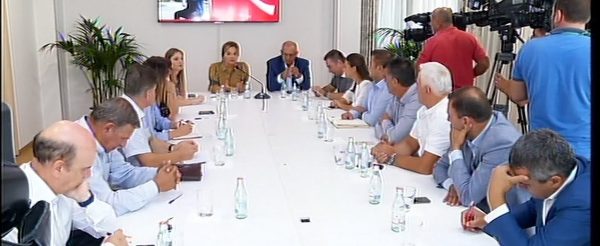 Politike “Rebelët” rrëzojnë aksionin opozitar, deputetët braktisin Kryemadhin. Lista me emrat që distancohen nga bashkëpunimi me PD Politike “Rebelët” rrëzojnë aksionin opozitar, deputetët braktisin Kryemadhin. Lista me emrat që distancohen nga bashkëpunimi me PD