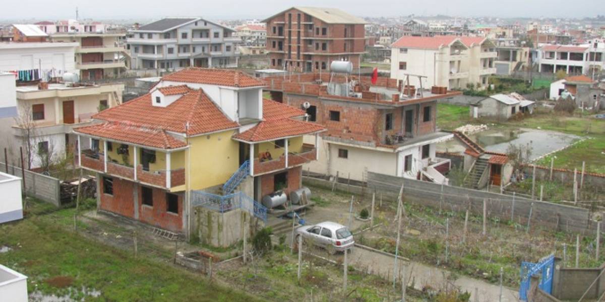 Raporti/ Llaç e tulla, shqiptarët çojnë 74% të parave për ndërtim