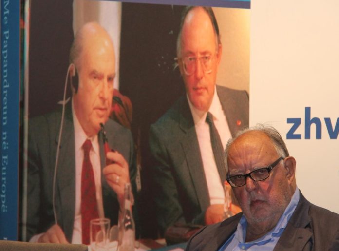 Ish-ministri grek Pangallos: Krenar që jam arvanitas. Nëse grekët kanë kushërinj, ata janë shqiptarët Ish-ministri grek Pangallos: Krenar që jam arvanitas. Nëse grekët kanë kushërinj, ata janë shqiptarët