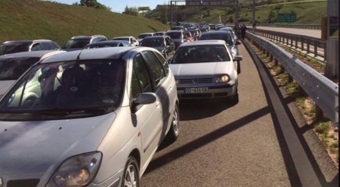 Shqiptarët e Kosovës hyjnë pa kontrolle në Shqipëri, propozimi vjen nga politikanët kosovarë Shqiptarët e Kosovës hyjnë pa kontrolle në Shqipëri, propozimi vjen nga politikanët kosovarë