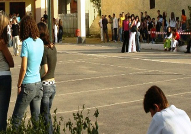 E humbi nënën kur ajo erdhi në jetë, historia e trishtë e gjimnazistes që humbi jetën në orën e mësimit E humbi nënën kur ajo erdhi në jetë, historia e trishtë e gjimnazistes që humbi jetën në orën e mësimit