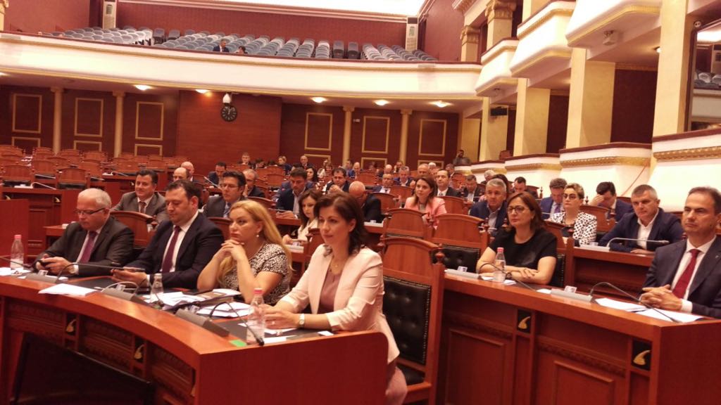 Grigja rrëfen fjalimin e Doktorit pa shumicën në sallë Grigja rrëfen fjalimin e Doktorit pa shumicën në sallë