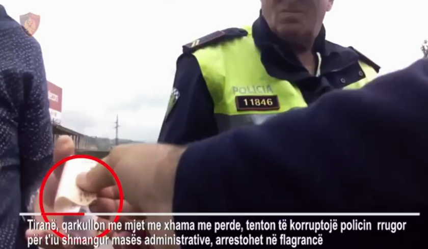 “Hape dorën, çfarë ke aty poshtë?”, si u arrestua shoferi në Tiranë (Video)