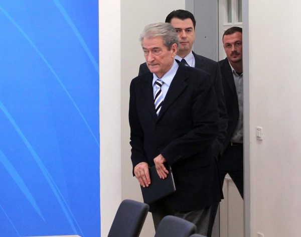 Berisha-Basha hedhin kundër Arta Markut e Donald Lu “qentë e sulmit”, s’kanë hallin e Xhafajt por të prangave që janë afër kupolës Berisha-Basha hedhin kundër Arta Markut e Donald Lu “qentë e sulmit”, s’kanë hallin e Xhafajt por të prangave që janë afër kupolës