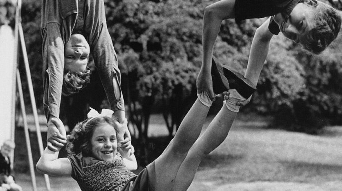 Ja si luanin fëmijët një herë e një kohë, të lumtur pa teknologji! (Foto) Ja si luanin fëmijët një herë e një kohë, të lumtur pa teknologji! (Foto)