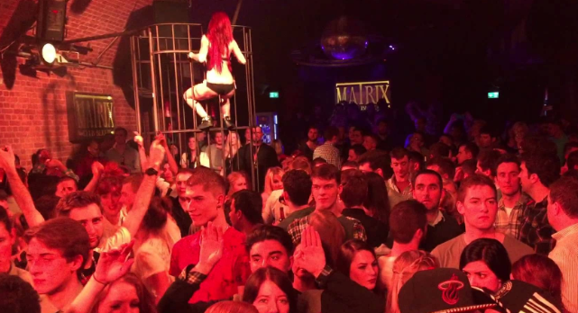 Po i “gjuante” të dashurën: Shqiptari godet me grusht në kokë sirianin, por nuk mendoi se do i ndodhte kjo gjë (Foto) Po i “gjuante” të dashurën: Shqiptari godet me grusht në kokë sirianin, por nuk mendoi se do i ndodhte kjo gjë (Foto)