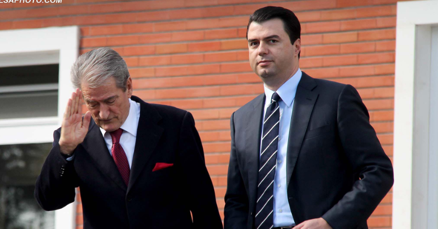 Përfundimisht Sali Berisha braktis dhe familjarisht Lulzim Bashën! Çfarë tha pa dashje gruaja e tij , që i vuri kapakun armiqësisë Përfundimisht Sali Berisha braktis dhe familjarisht Lulzim Bashën! Çfarë tha pa dashje gruaja e tij , që i vuri kapakun armiqësisë