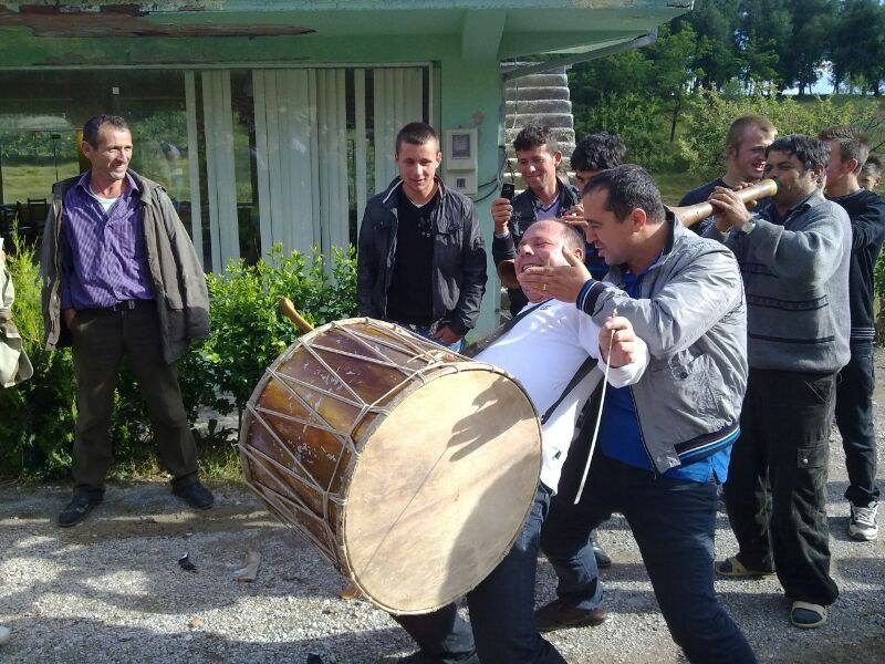 Plas sherri në tribunë, Xhelal Mziu sulmon gjyqtarin tifoz të Luftëtarit Plas sherri në tribunë, Xhelal Mziu sulmon gjyqtarin tifoz të Luftëtarit