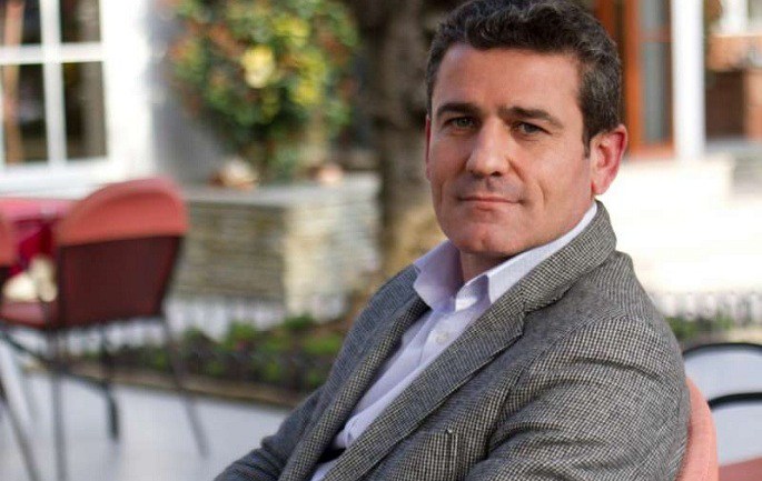 Kryetari i Unionit të Gazetarëve Shqiptarë, Aleksandër Çipa, braktis takimin e AMA Kryetari i Unionit të Gazetarëve Shqiptarë, Aleksandër Çipa, braktis takimin e AMA