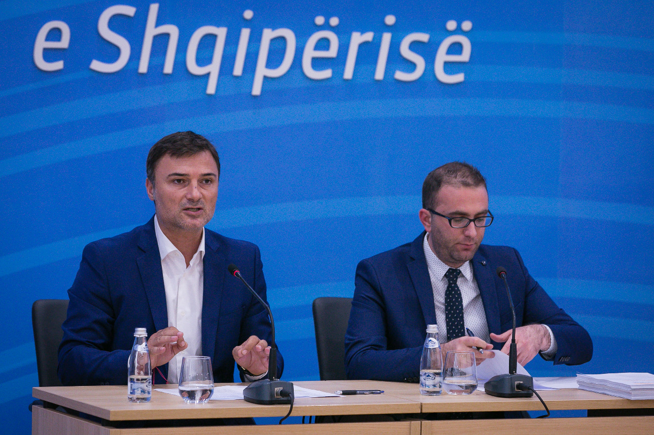 PD sqaron se si Xhafaj ndihmoi vëllain e tij të dënuar për trafik kur ishte kreu i Komisionit të Ligjeve PD sqaron se si Xhafaj ndihmoi vëllain e tij të dënuar për trafik kur ishte kreu i Komisionit të Ligjeve