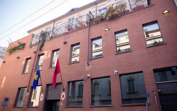 Diplomati shqiptar në SHBA i zhytur në ”fukarallëk”, nuk ka të ardhura të mjaftueshme për të paguar qiranë. Strehohet te familjarët Diplomati shqiptar në SHBA i zhytur në ”fukarallëk”, nuk ka të ardhura të mjaftueshme për të paguar qiranë. Strehohet te familjarët