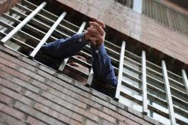 U arratisën nga burgu, zbulohen emrat e të dënuarve shqiptarë U arratisën nga burgu, zbulohen emrat e të dënuarve shqiptarë