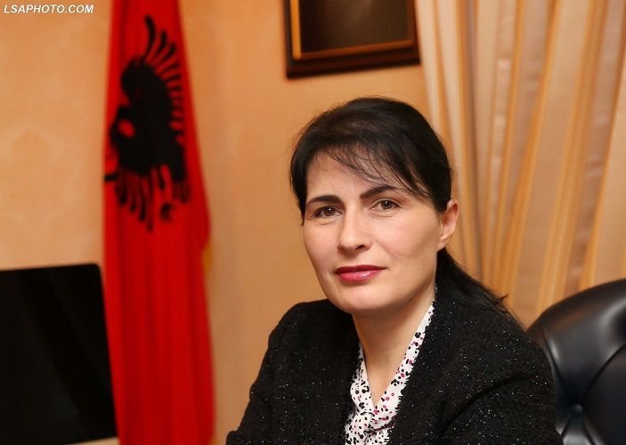 Arta Marku plotëson kërkesën e babait të Marvi Mihalit Arta Marku plotëson kërkesën e babait të Marvi Mihalit