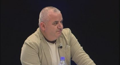 Artan Hoxha trondit vendin: Saimir Tahiri ka mbyllur çështjen e Sokol Olldashit, ai tani rrezikon të… Artan Hoxha trondit vendin: Saimir Tahiri ka mbyllur çështjen e Sokol Olldashit, ai tani rrezikon të…