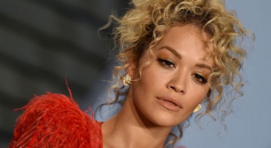 FOTO/ Letra prekëse që mori Rita Ora pas koncertit nga një vajzë do t’iu lërë pa fjalë