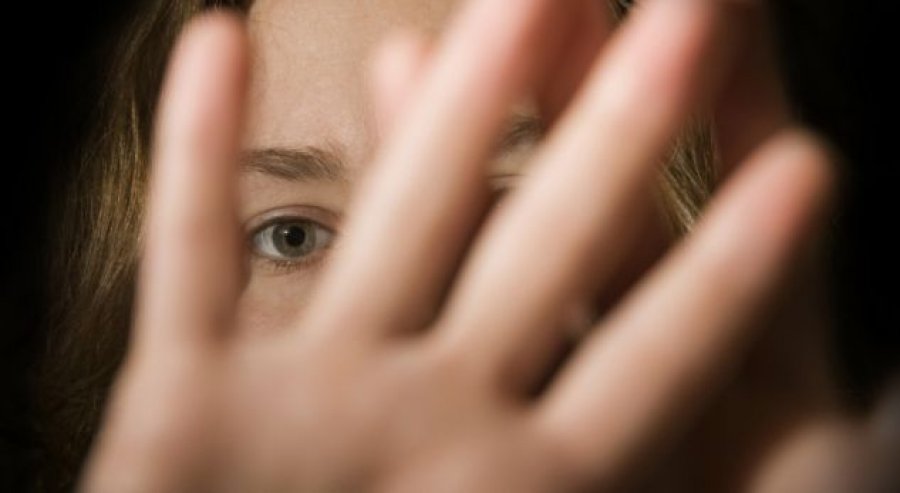 ‘Më lidhi duart, më zhveshi’, 15-vjeçarja rrëfen tmerrin që përjetoi nga burri i hallës (Video) ‘Më lidhi duart, më zhveshi’, 15-vjeçarja rrëfen tmerrin që përjetoi nga burri i hallës (Video)