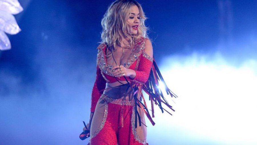 Rita Ora nuk e harron origjinën, flet shqip me miqtë e saj gjatë koncertit (Video) Rita Ora nuk e harron origjinën, flet shqip me miqtë e saj gjatë koncertit (Video)