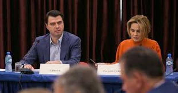 ‘Fati’ i Monikës ndjek edhe Bashën, rrjedhje të kryebashkiakëve demokratë? ‘Fati’ i Monikës ndjek edhe Bashën, rrjedhje të kryebashkiakëve demokratë?