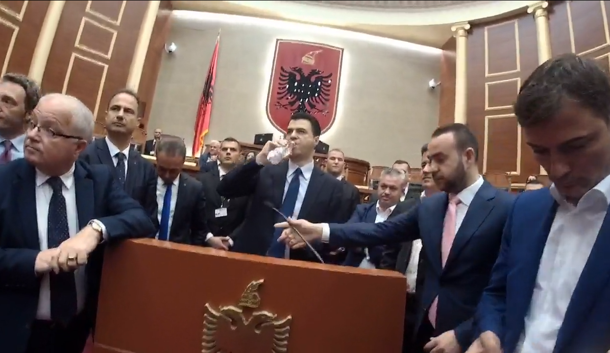 Ruçi i pret fjalën Bashës, deputetët e PD-së okupojnë foltoren e parlamentit Ruçi i pret fjalën Bashës, deputetët e PD-së okupojnë foltoren e parlamentit