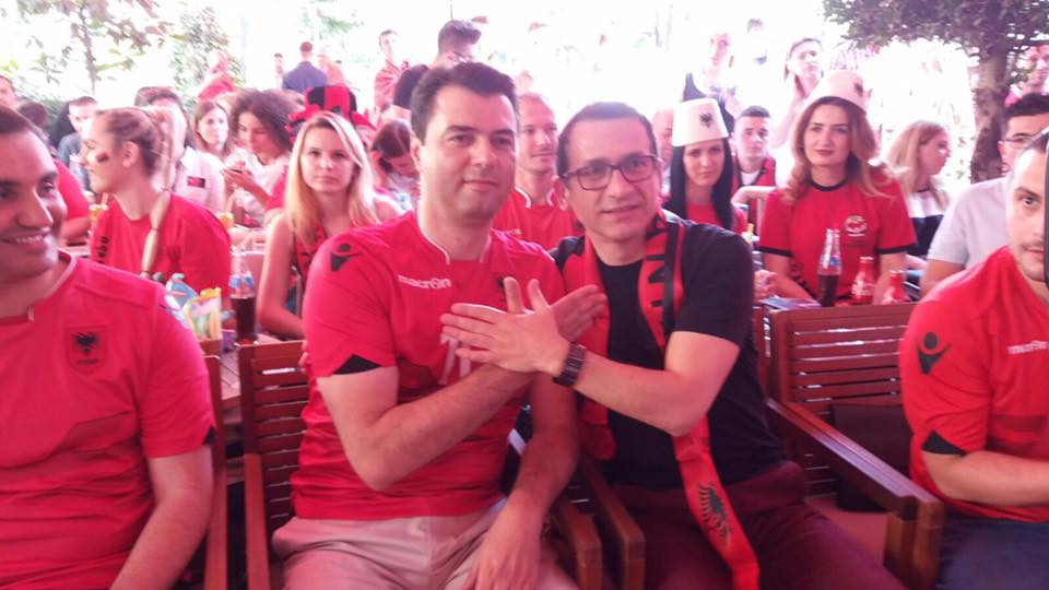 Kreshnik Spahiu “godet” sërish: Sa shpejt harruan çunat e varrezave që Basha e fitoi Bashkinë në koalicion me komunistët. 100 mijë euro për Hysni Milloshin Kreshnik Spahiu “godet” sërish: Sa shpejt harruan çunat e varrezave që Basha e fitoi Bashkinë në koalicion me komunistët. 100 mijë euro për Hysni Milloshin