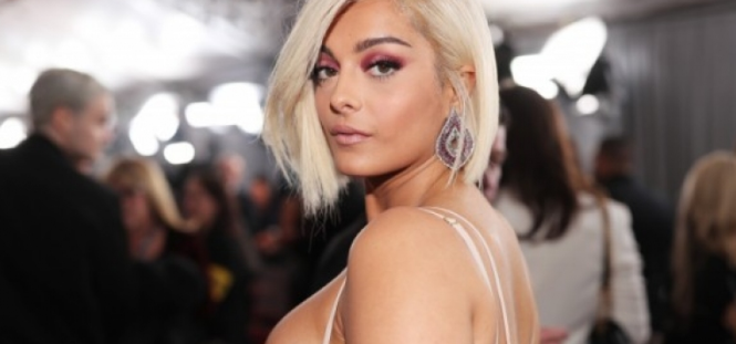 Bebe Rexhën e ‘sulmojnë’ në mes të lokalit, njerëzit ngelen gojëhapur (Video)