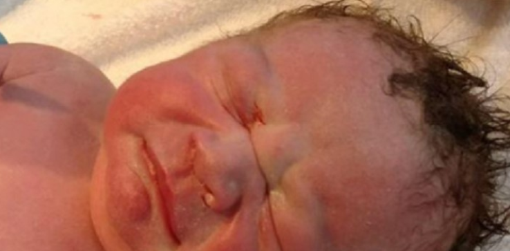 Fotoja që po çmend rrjetin, fëmija vjen në jetë me sendin e dyshimtë në dorë (Foto) Fotoja që po çmend rrjetin, fëmija vjen në jetë me sendin e dyshimtë në dorë (Foto)