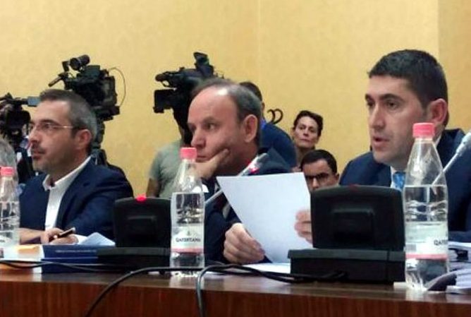 Hajdarmataj kërkoi burg për Tahirin, skenari i një trafikanti kokainë për të përdorur dosjen e tij si mburojë për të shpëtuar nga prangat duke bërë “viktimën” politike Hajdarmataj kërkoi burg për Tahirin, skenari i një trafikanti kokainë për të përdorur dosjen e tij si mburojë për të shpëtuar nga prangat duke bërë “viktimën” politike