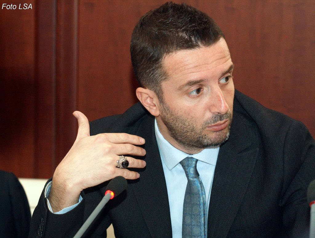 Erion Braçe tregon pse u shfaq me Ballën tek Ministria e Brendshme Erion Braçe tregon pse u shfaq me Ballën tek Ministria e Brendshme