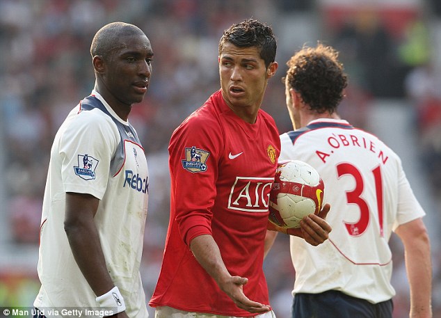 Vdes në aksident futbollisti i Premier League, u përplas me kamionin e makina shpërtheu në flakë Vdes në aksident futbollisti i Premier League, u përplas me kamionin e makina shpërtheu në flakë