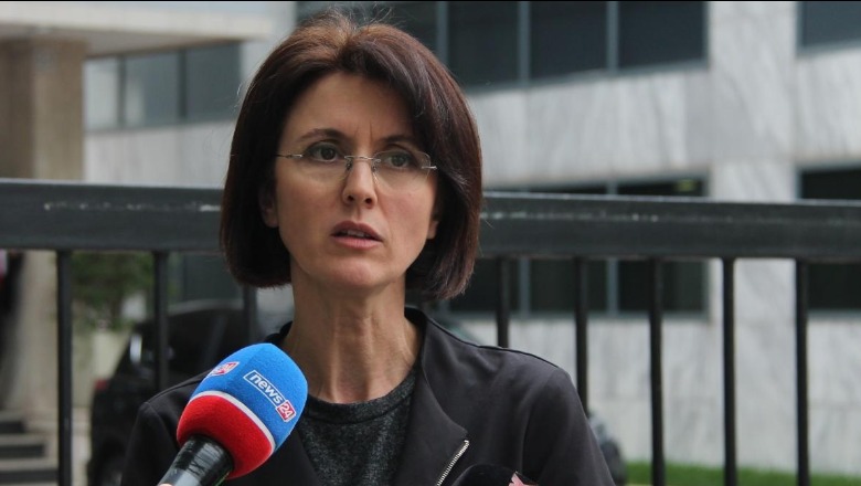 Paralajmëruan protestë, tërhiqen pas takimit me ministren përfaqësuesit e “Urdhrit të Farmacistëve” Paralajmëruan protestë, tërhiqen pas takimit me ministren përfaqësuesit e “Urdhrit të Farmacistëve”