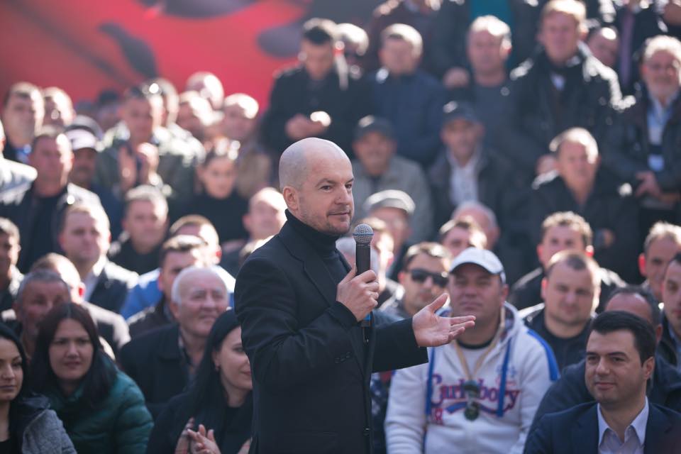 Skandal/ “Çadristi” Lela fyen analistin Shpëtim Nazarko live në “Top Show”: Ti je gomar. Ik dil në pension mos na çaj trapin! Skandal/ “Çadristi” Lela fyen analistin Shpëtim Nazarko live në “Top Show”: Ti je gomar. Ik dil në pension mos na çaj trapin!