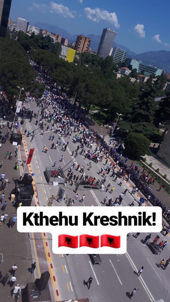 FOTO/ Pas protestës shpërthen humori në internet: Lul do vish të hash pilaf me xhaxhi Fariun?! FOTO/ Pas protestës shpërthen humori në internet: Lul do vish të hash pilaf me xhaxhi Fariun?!